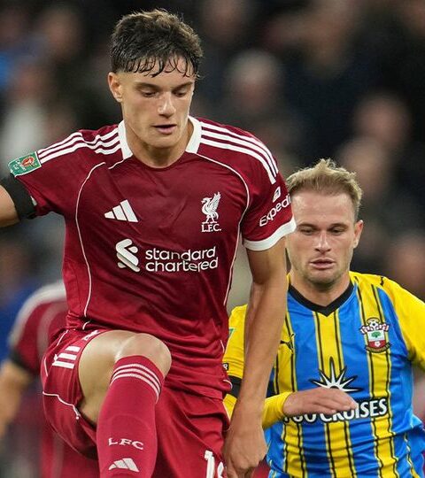 Tragedi di Anfield: Debut Starter Giovanni Leoni Berujung Cedera Horor, Fans Cemas Akan Kondisi Lutut!