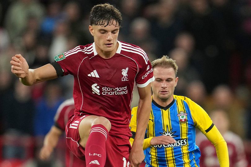 Tragedi di Anfield: Debut Starter Giovanni Leoni Berujung Cedera Horor, Fans Cemas Akan Kondisi Lutut!