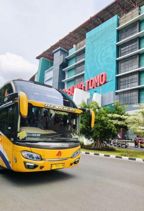 Semangat Persaudaraan: Bonek Kawal Bus Arema FC Tanpa Kendaraan Taktis, Mengirim Pesan Damai dari Surabaya