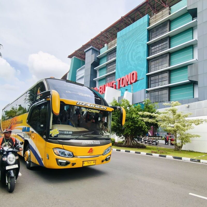 Semangat Persaudaraan: Bonek Kawal Bus Arema FC Tanpa Kendaraan Taktis, Mengirim Pesan Damai dari Surabaya